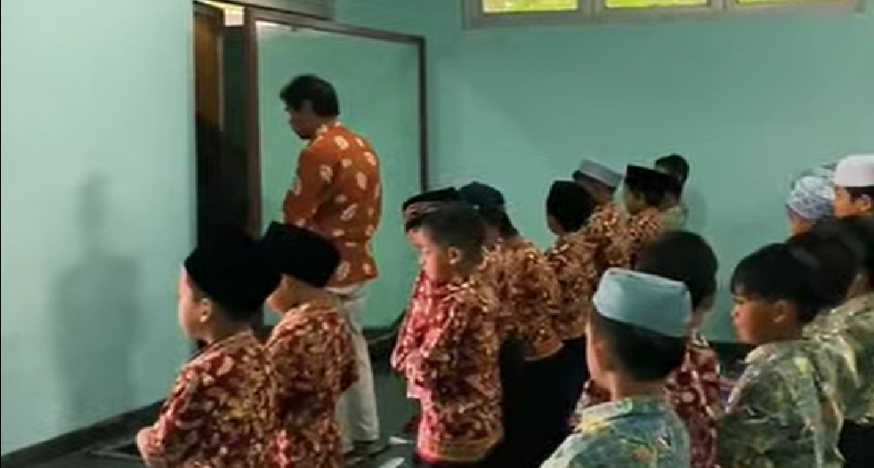 Kegiatan Sholat Dhuha di TK Negeri Model Sleman